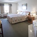 Service Plus Inns And Suites 